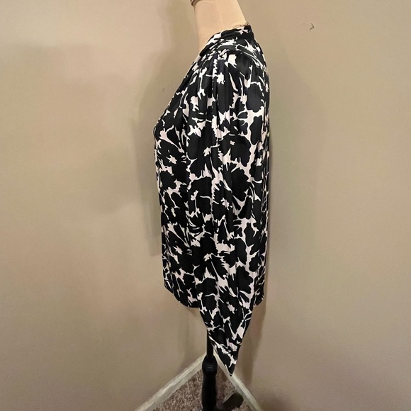 Gap Black and Off White Women's Tie front blouse, size Small - Picture 3 of 11